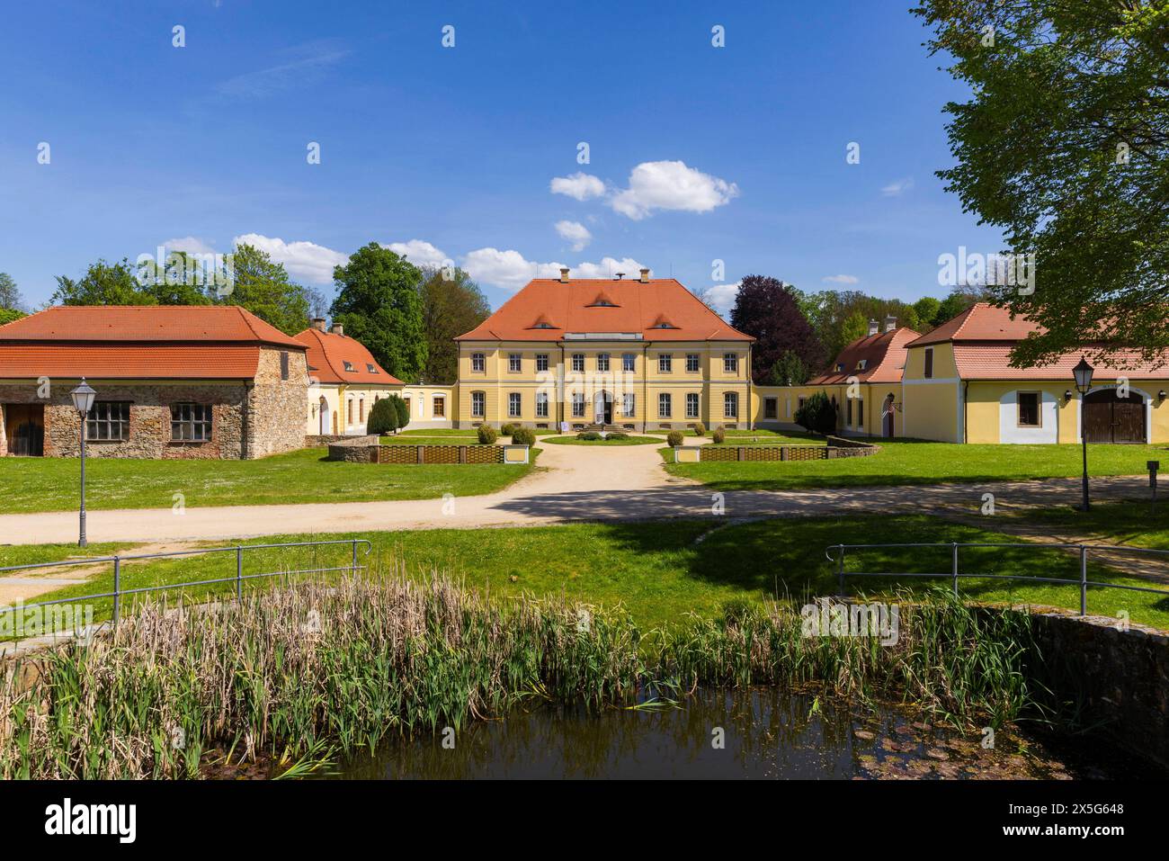 Schloss Königshain Das Barockschloss Königshain ist neben dem Renaissanceschloss Königshain eines der beiden Schlösser in der zur Oberlausitz gehörenden ostsächsischen Gemeinde Königshain im Landkreis Görlitz. Es wurde zwischen 1764 und 1766 errichtet und ist Teil der ausgedehnten Gutsanlage des früheren Rittergutes Königshain, zu der auch das Renaissanceschloss und eine Vielzahl an Wirtschaftsgebäuden gehören. Königshain Sachsen Deutschland *** il castello di Königshain il castello barocco di Königshain e il castello rinascimentale di Königshain sono due castelli situati nel comune sassone orientale di Königshain nel distretto Foto Stock