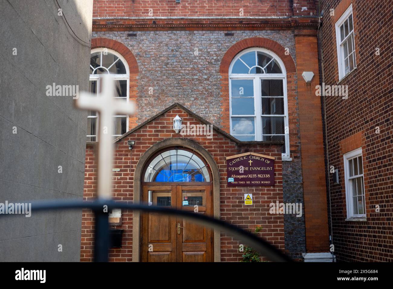 Mettere in evidenza la Chiesa cattolica di San Giovanni Evangelista sullo sfondo in primo piano. Foto Stock