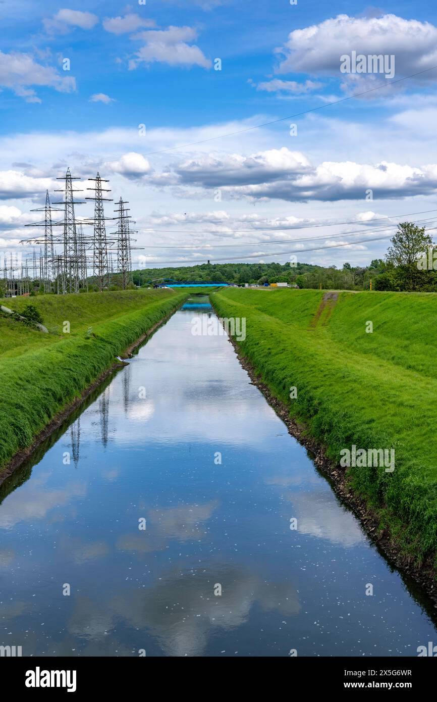 Die Emscher bei Essen-Karnap, im Hintergrund die Halde Schurenbach, mit der Landmarke Bramme für das Ruhrgebiet, fuss- und Radwegebrücke Emscherinsel, NRW, Deutschland, Emscherinsel Brücke *** The Emscher vicino a Essen Karnap, sullo sfondo il cumulo di scorie di Schurenbach, con il punto di riferimento di Bramme per la regione della Ruhr, ponte pedonale e ciclabile dell'isola di Emscher, NRW, Germania, ponte dell'isola di Emscher Foto Stock