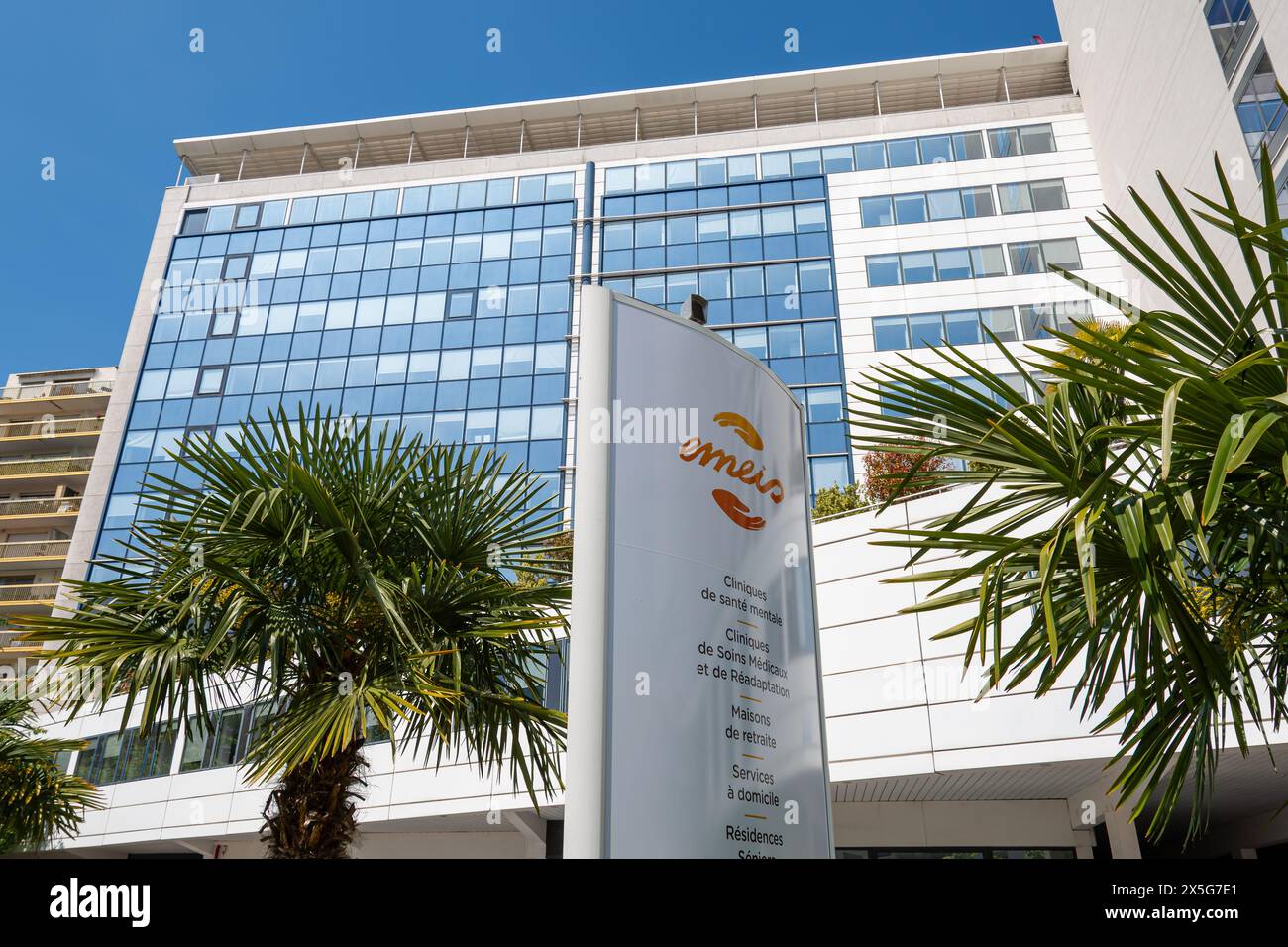 Vista esterna della sede centrale di Emeis, ex Orpea, gruppo francese che gestisce case di riposo, cliniche e servizi di assistenza domiciliare Foto Stock