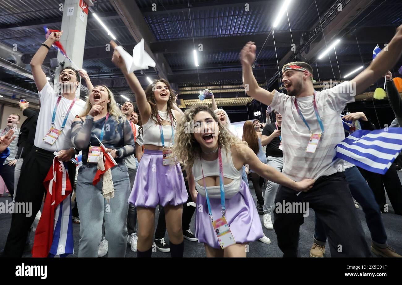 Malmo, Svezia. 9 maggio 2024. Le persone ballano nel Media Center durante l'esibizione della rappresentante greca Marina Satti durante la seconda semifinale della 68a edizione dell'Eurovision Song Contest (ESC) presso la Malmo Arena di Malmo, Svezia, 9 maggio 2024. Foto: Sanjin Strukic/PIXSELL credito: Pixsell/Alamy Live News Foto Stock