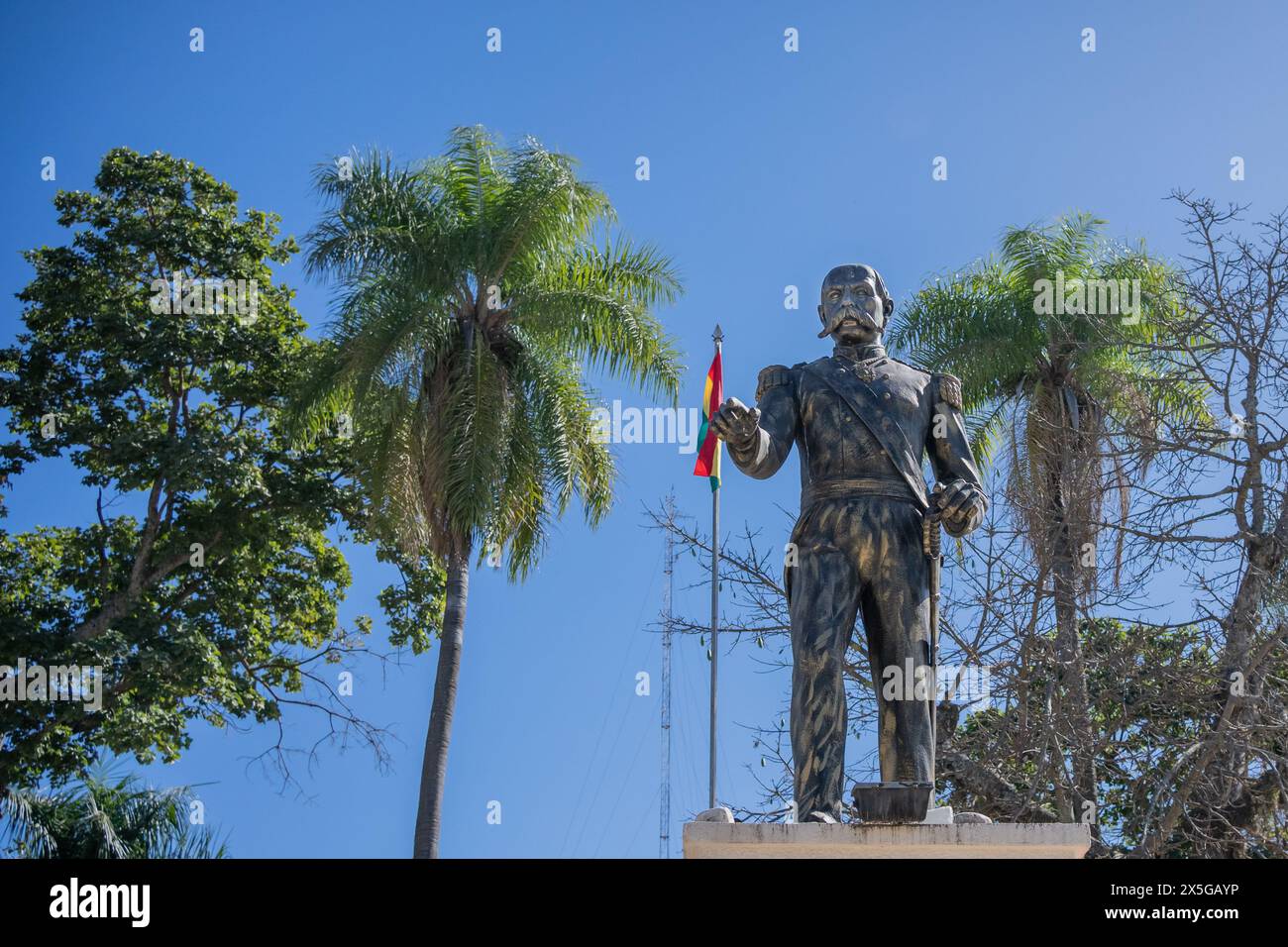 Statua di Narciso Campero nel parco centrale della città di Bermejo, Bolivia. Foto Stock