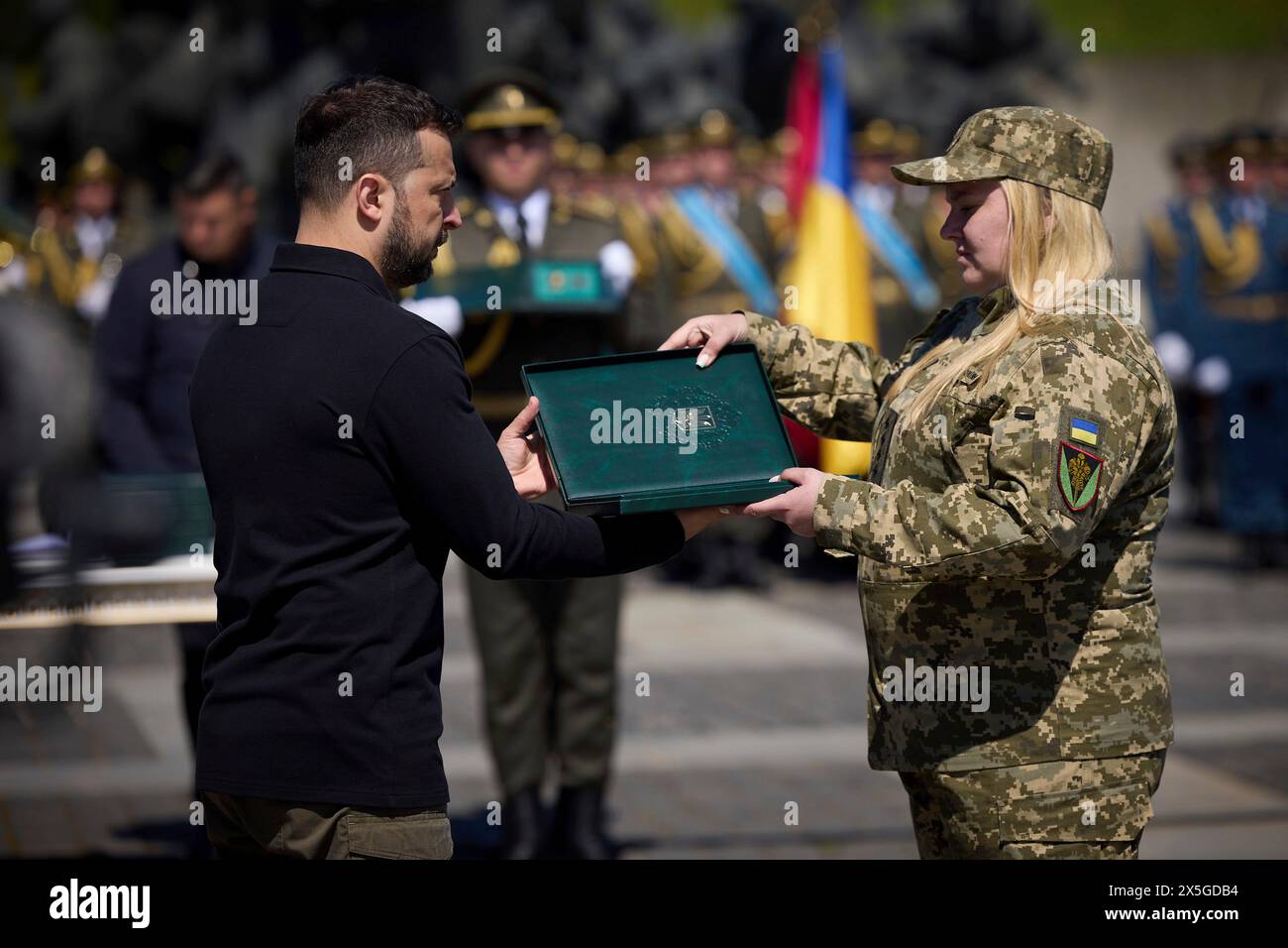 Kiev, Ucraina. 8 maggio 2024. Il presidente ucraino Volodymyr Zelenskyy, a sinistra, regala medaglie militari ai soldati di eroi durante un evento che segna il 1 ° giorno della memoria e della vittoria sul nazismo nella seconda guerra mondiale al monumento madre Ucraina, 8 maggio 2024, a Kiev, Ucraina. Più di 6 milioni di ucraini furono uccisi nella seconda guerra mondiale, tra cui 1,5 milioni di ebrei. Credito: Presidenza Ucraina/Ufficio stampa presidenziale ucraino/Alamy Live News Foto Stock