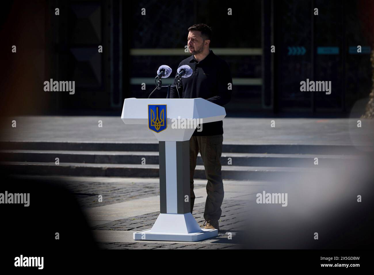 Kiev, Ucraina. 8 maggio 2024. Il presidente ucraino Volodymyr Zelenskyy pronuncia le sue osservazioni in occasione del primo giorno della memoria e della vittoria sul nazismo nella seconda guerra mondiale al monumento Mother Ukraine, 8 maggio 2024, a Kiev, Ucraina. Più di 6 milioni di ucraini furono uccisi nella seconda guerra mondiale, tra cui 1,5 milioni di ebrei. Credito: Presidenza Ucraina/Ufficio stampa presidenziale ucraino/Alamy Live News Foto Stock