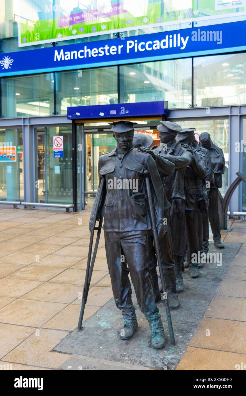 Vittoria sulla scultura della cecità dei soldati della prima guerra mondiale di Johanna Domke-Guyot su piccadilly Approach fuori dalla stazione ferroviaria di manchester piccadilly Foto Stock