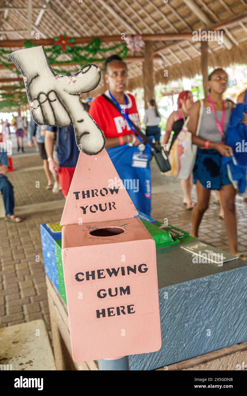 Cozumel Messico, molo del porto delle navi da crociera, shopping a Puerta Maya, nave della Norwegian Joy Cruise Line, itinerario di 7 giorni del Mar dei Caraibi, shopping a Puerta Maya, masticazione a tiro Foto Stock