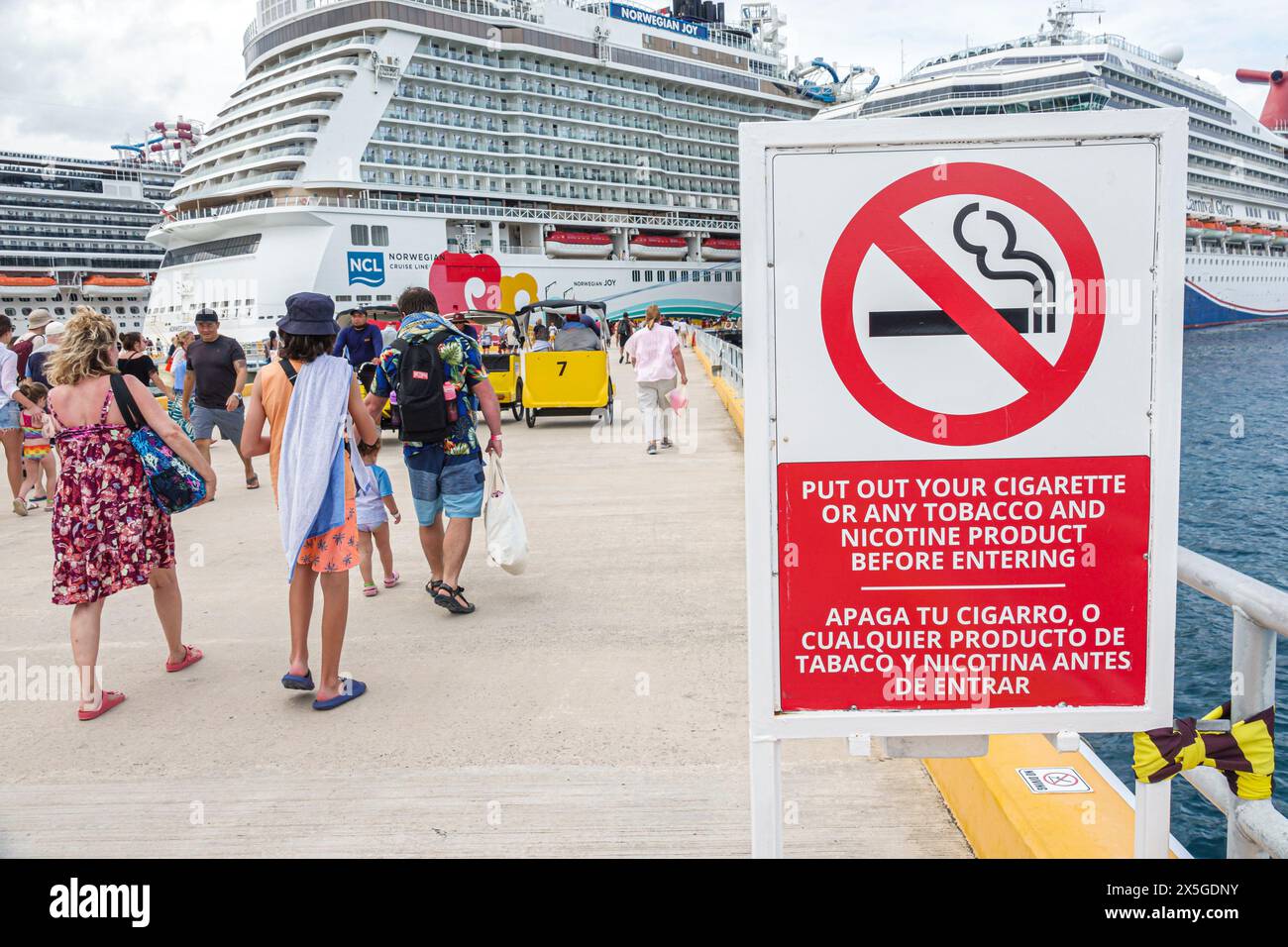 Cozumel Messico, molo del porto delle navi da crociera, nave della Norwegian Joy Cruise Line, itinerario di 7 giorni del Mar dei Caraibi, ritrasmissione di uomini uomini, donne donne donne donne, adulti Foto Stock