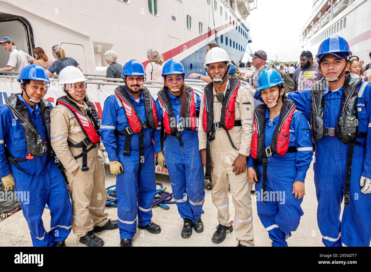 Cozumel Messico, molo del porto delle navi da crociera, nave della Norwegian Joy Cruise Line, itinerario di 7 giorni del Mar dei Caraibi, personale dell'equipaggio di Carnival Glory, etnia asiatica Foto Stock