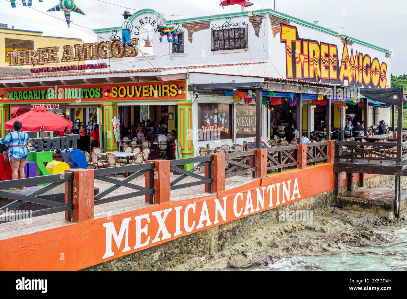 Cozumel, Messico, molo del porto delle navi da crociera, shopping a Puerta Maya, ristorante Three Amigos Cantina, caffetteria informale, ombrelloni all'aperto sul marciapiede Foto Stock