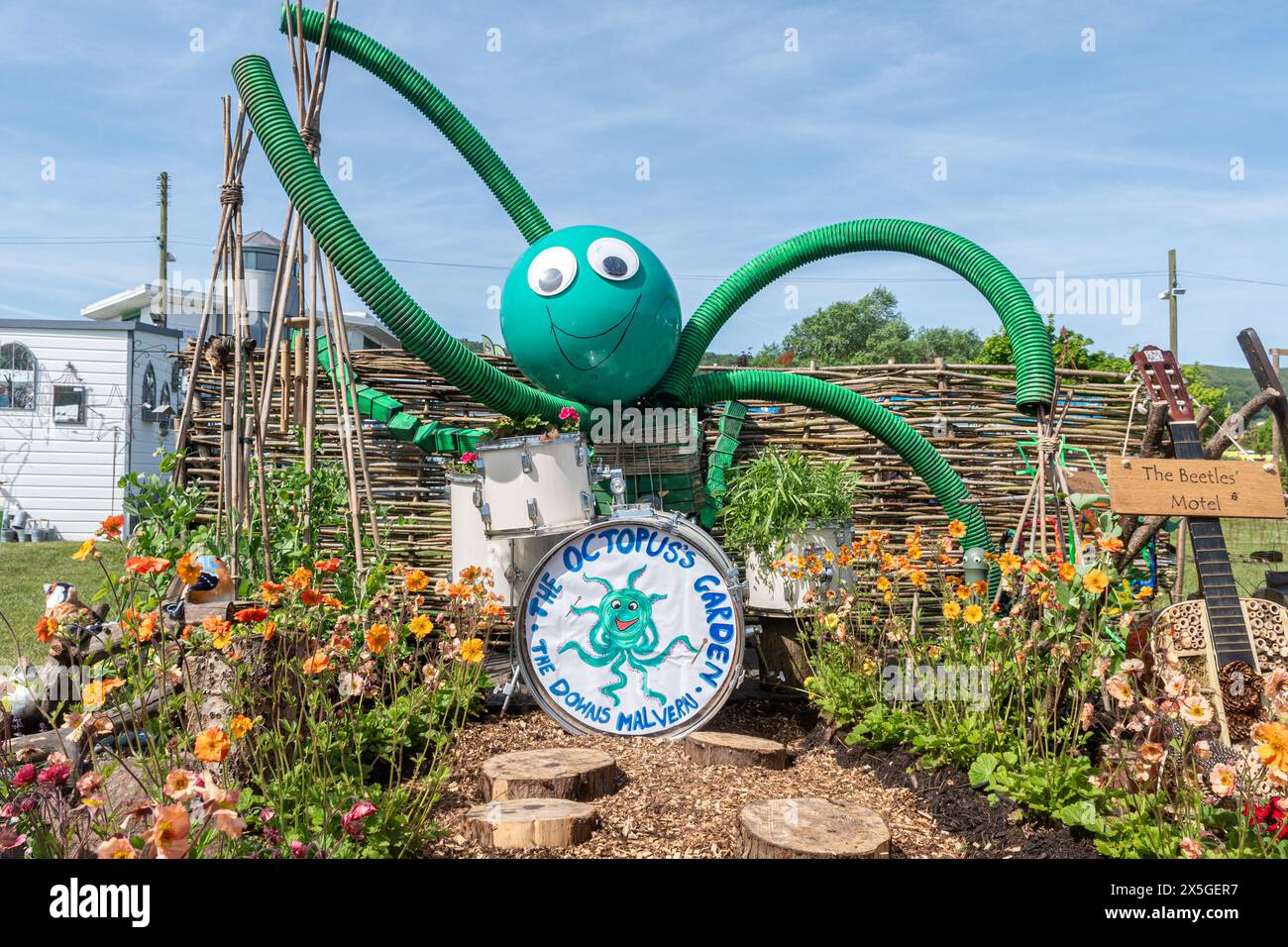 9 maggio 2024. Il RHS Malvern Spring Festival ha aperto oggi in una calda giornata di sole. Migliaia di visitatori hanno partecipato alla mostra annuale di fiori al Three Counties Showground di Malvern, Worcestershire, Inghilterra, Regno Unito. L'evento si svolge per 4 giorni, terminando il 12 maggio 2024. Uno dei giardini scolastici, il Octopus Garden. Foto Stock