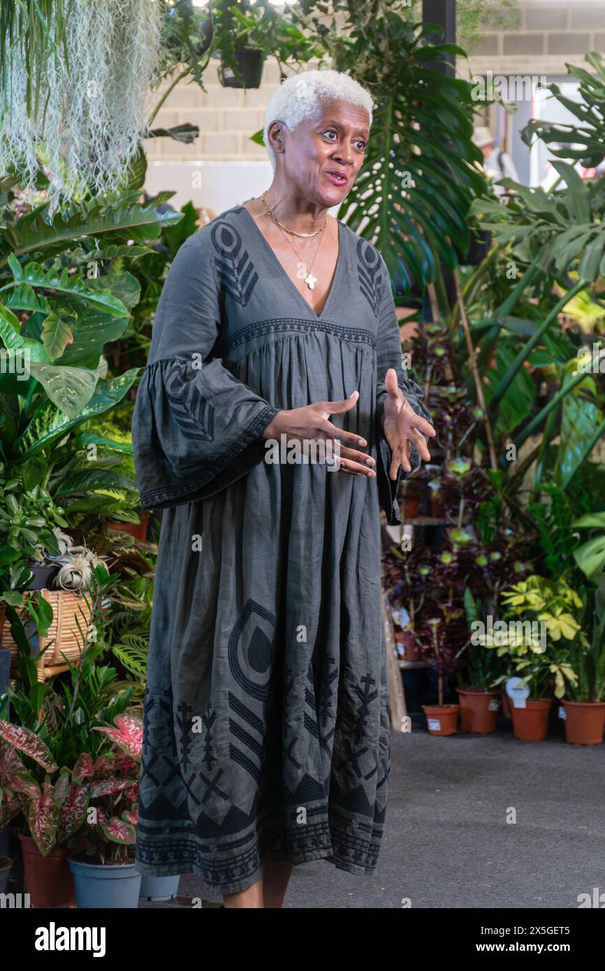 9 maggio 2024. Il RHS Malvern Spring Festival ha aperto oggi in una calda giornata di sole. Migliaia di visitatori hanno partecipato alla mostra annuale di fiori al Three Counties Showground di Malvern, Worcestershire, Inghilterra, Regno Unito. L'evento si svolge per 4 giorni, terminando il 12 maggio 2024. Presentatore Arit Anderson al Malvern Show. Foto Stock