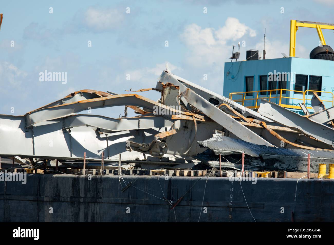 Dundalk, Stati Uniti d'America. 1° maggio 2024. I detriti del relitto del Francis Scott Key Bridge crollato sono accumulati su chiatte per la rimozione, il 1° maggio 2024, vicino a Dundalk, Maryland. Il ponte è stato colpito dalla nave container MV Dali da 984 piedi il 26 marzo e crollò uccidendo sei lavoratori. Crediti: Christopher Rosario/U. S Army Corps of Engineers/Alamy Live News Foto Stock