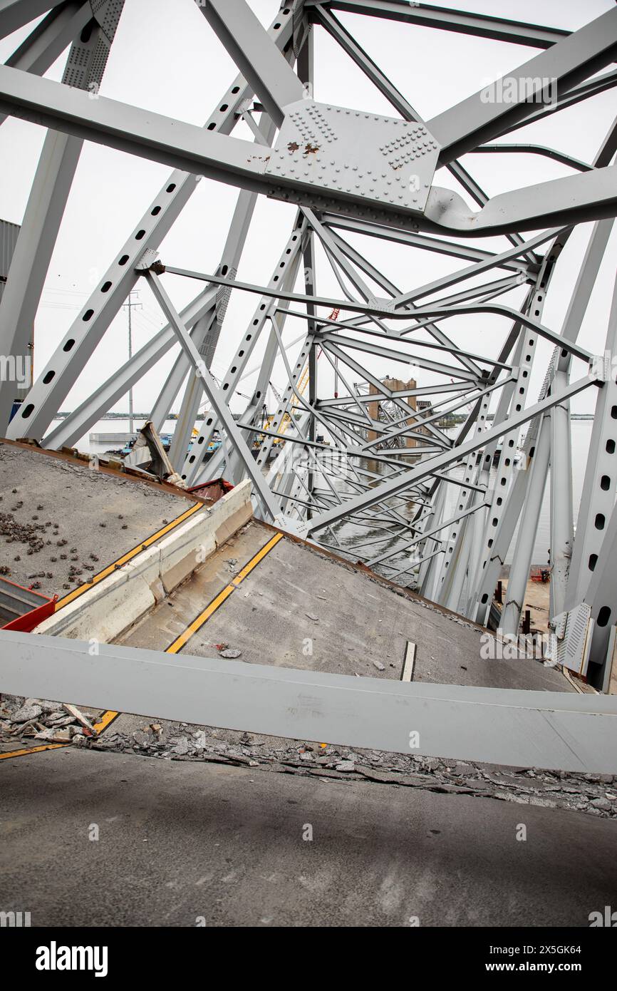 Dundalk, Stati Uniti d'America. 21 aprile 2024. Gli equipaggi di salvataggio si preparano a liberare il relitto della sezione 4 del ponte, che si trova oltre la prua della nave mercantile M/V Dali dal crollato Francis Scott Key Bridge, 21 aprile 2024, vicino a Dundalk, Maryland. Il ponte è stato colpito dalla nave container MV Dali da 984 piedi il 26 marzo e crollò uccidendo sei lavoratori. Crediti: PO2 Ronald Hodges/U. Guardia costiera del Sud/Alamy Live News Foto Stock