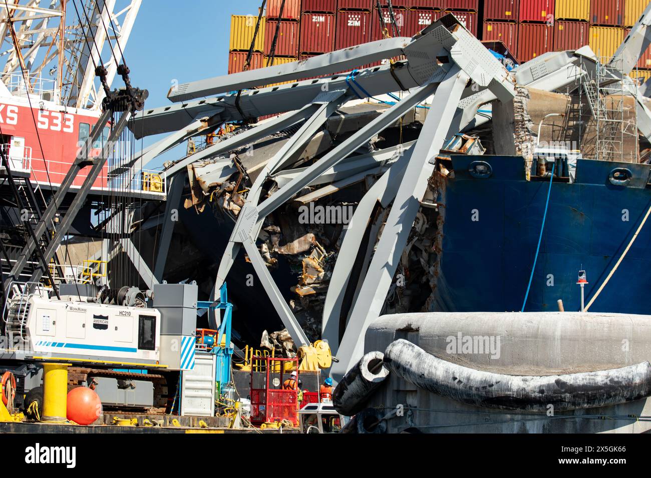 Dundalk, Stati Uniti d'America. 1° maggio 2024. Gli equipaggi di salvataggio utilizzano un equipaggiamento pesante per rimuovere il relitto del Francis Scott Key Bridge crollato sul fiume Patapsco, il 1° maggio 2024, vicino a Dundalk, Maryland. Il ponte è stato colpito dalla nave container MV Dali da 984 piedi il 26 marzo e crollò uccidendo sei lavoratori. Crediti: Christopher Rosario/U. S Army Corps of Engineers/Alamy Live News Foto Stock