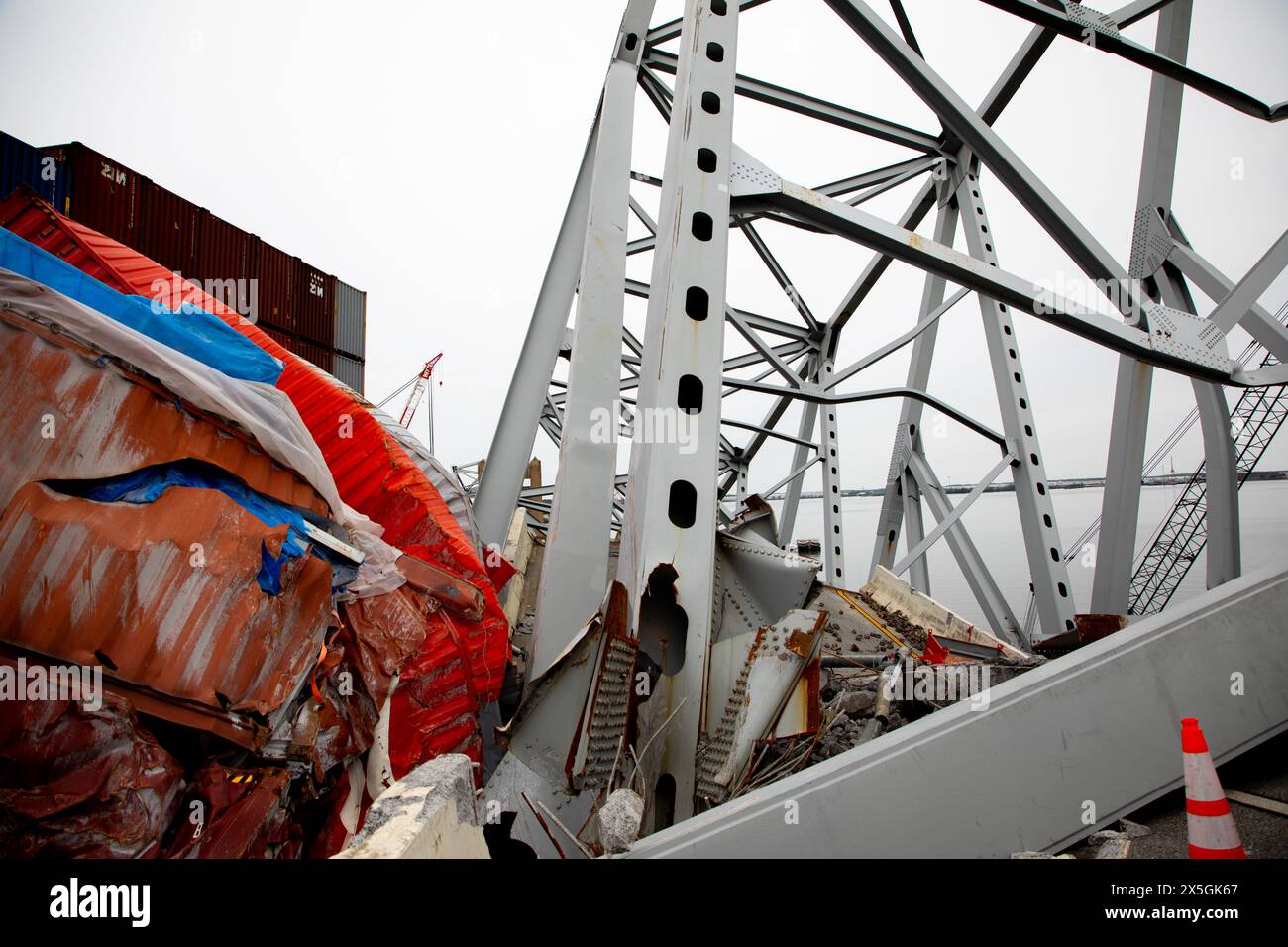Dundalk, Stati Uniti d'America. 21 aprile 2024. Pile di capriate d'acciaio e detriti sono accumulati sulla sezione di ponte quattro, che giace oltre la prua della nave da carico M/V Dali dal crollato Francis Scott Key Bridge, 21 aprile 2024, vicino a Dundalk, Maryland. Il ponte è stato colpito dalla nave container MV Dali da 984 piedi il 26 marzo e crollò uccidendo sei lavoratori. Crediti: PO2 Ronald Hodges/U. Guardia costiera del Sud/Alamy Live News Foto Stock