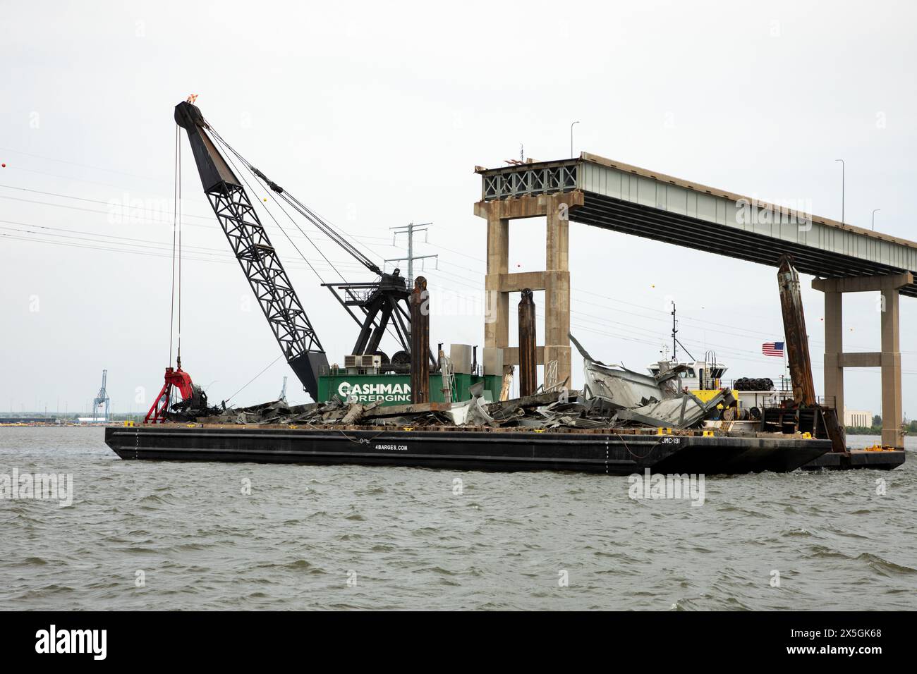 Dundalk, Stati Uniti d'America. 3 maggio 2024. Gli equipaggi di salvataggio utilizzano un artiglio idraulico per il recupero pesante per rimuovere il relitto del Francis Scott Key Bridge crollato sul fiume Patapsco, 3 maggio 2024, vicino a Dundalk, Maryland. Il ponte è stato colpito dalla nave container MV Dali da 984 piedi il 26 marzo e crollò uccidendo sei lavoratori. Crediti: Christopher Rosario/U. S Army Corps of Engineers/Alamy Live News Foto Stock