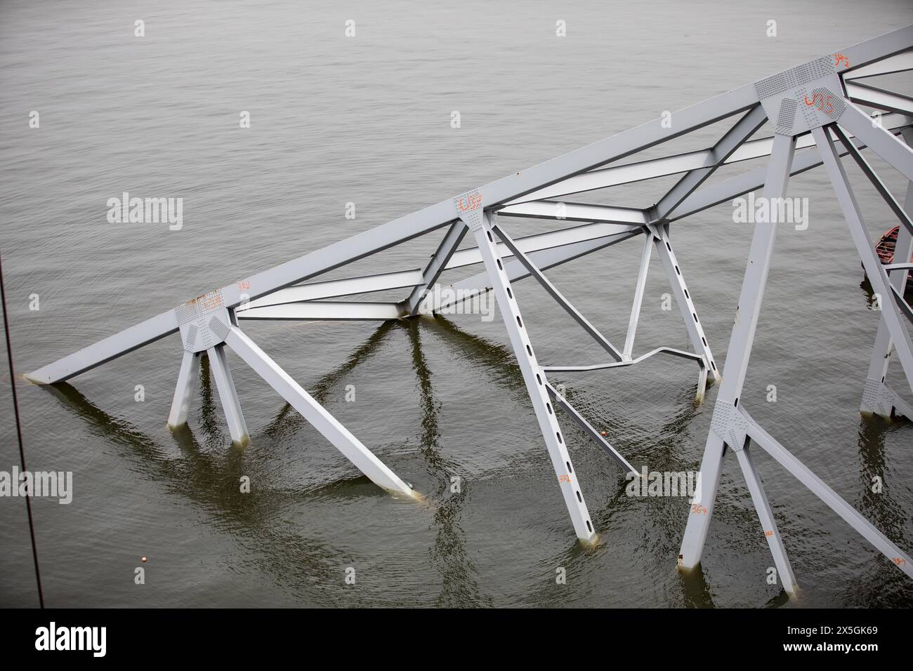 Dundalk, Stati Uniti d'America. 21 aprile 2024. Gli equipaggi di salvataggio si preparano a liberare il relitto della sezione 4 del ponte, che si trova oltre la prua della nave mercantile M/V Dali dal crollato Francis Scott Key Bridge, 21 aprile 2024, vicino a Dundalk, Maryland. Il ponte è stato colpito dalla nave container MV Dali da 984 piedi il 26 marzo e crollò uccidendo sei lavoratori. Crediti: PO2 Ronald Hodges/U. Guardia costiera del Sud/Alamy Live News Foto Stock