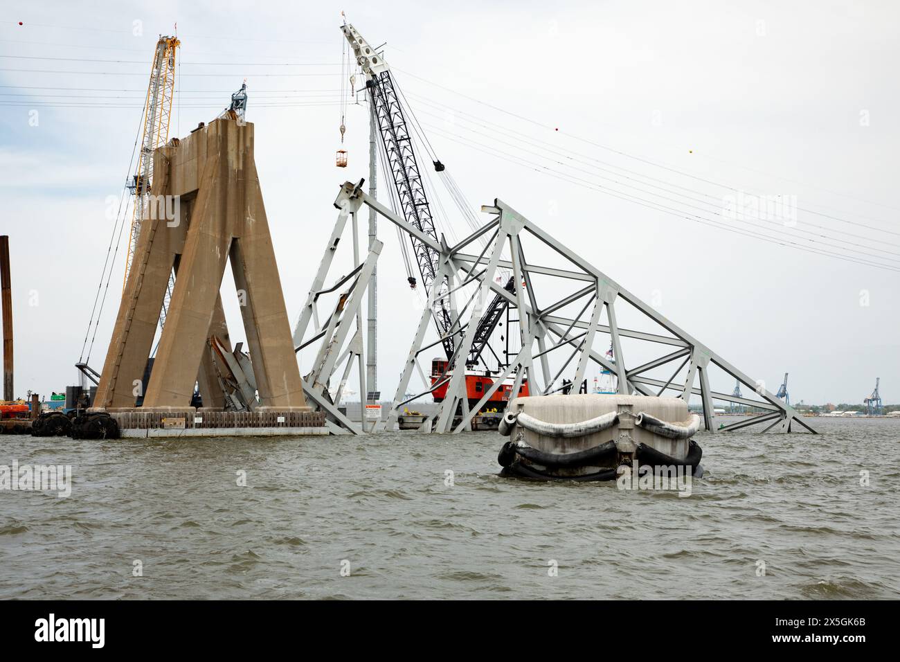 Dundalk, Stati Uniti d'America. 3 maggio 2024. Gli equipaggi di salvataggio utilizzano un artiglio idraulico per il recupero pesante per rimuovere il relitto del Francis Scott Key Bridge crollato sul fiume Patapsco, 3 maggio 2024, vicino a Dundalk, Maryland. Il ponte è stato colpito dalla nave container MV Dali da 984 piedi il 26 marzo e crollò uccidendo sei lavoratori. Crediti: Christopher Rosario/U. S Army Corps of Engineers/Alamy Live News Foto Stock
