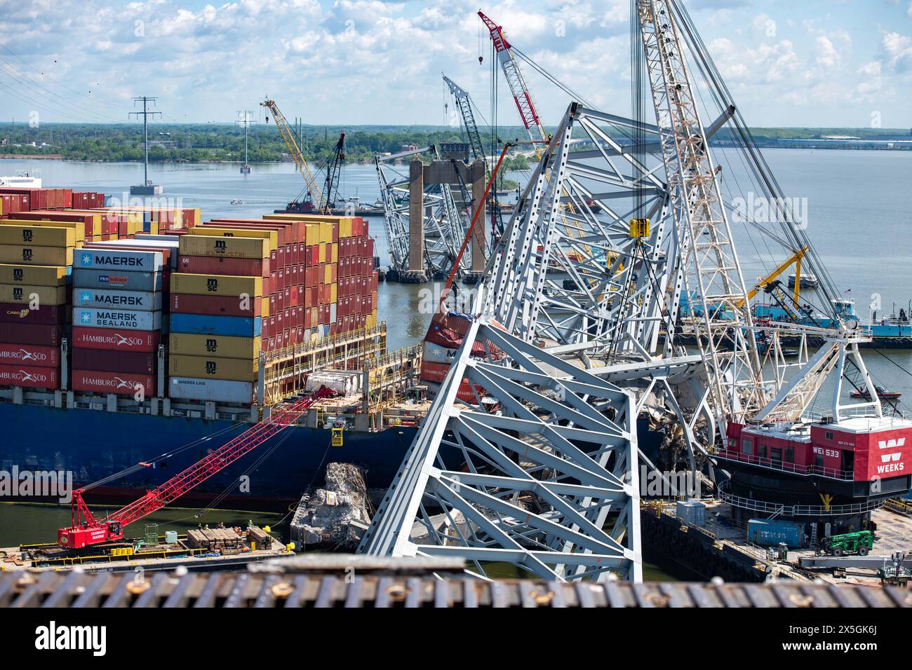 Dundalk, Stati Uniti d'America. 1° maggio 2024. Pile di capriate d'acciaio e detriti dalla sezione quattro del ponte, si trovavano lungo la prua della nave da carico M/V Dali dal crollato Francis Scott Key Bridge, 1 maggio 2024, vicino a Dundalk, Maryland. Il ponte è stato colpito dalla nave container MV Dali da 984 piedi il 26 marzo e crollò uccidendo sei lavoratori. Crediti: PO2 Christine Montgomery/U. S Navy/Alamy Live News Foto Stock