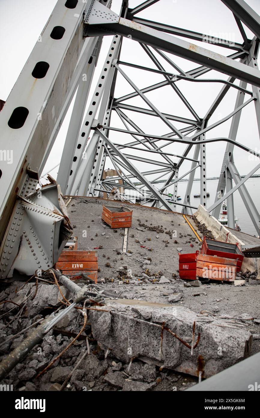 Dundalk, Stati Uniti d'America. 21 aprile 2024. Gli equipaggi di salvataggio si preparano a liberare il relitto della sezione 4 del ponte, che si trova oltre la prua della nave mercantile M/V Dali dal crollato Francis Scott Key Bridge, 21 aprile 2024, vicino a Dundalk, Maryland. Il ponte è stato colpito dalla nave container MV Dali da 984 piedi il 26 marzo e crollò uccidendo sei lavoratori. Crediti: PO2 Ronald Hodges/U. Guardia costiera del Sud/Alamy Live News Foto Stock