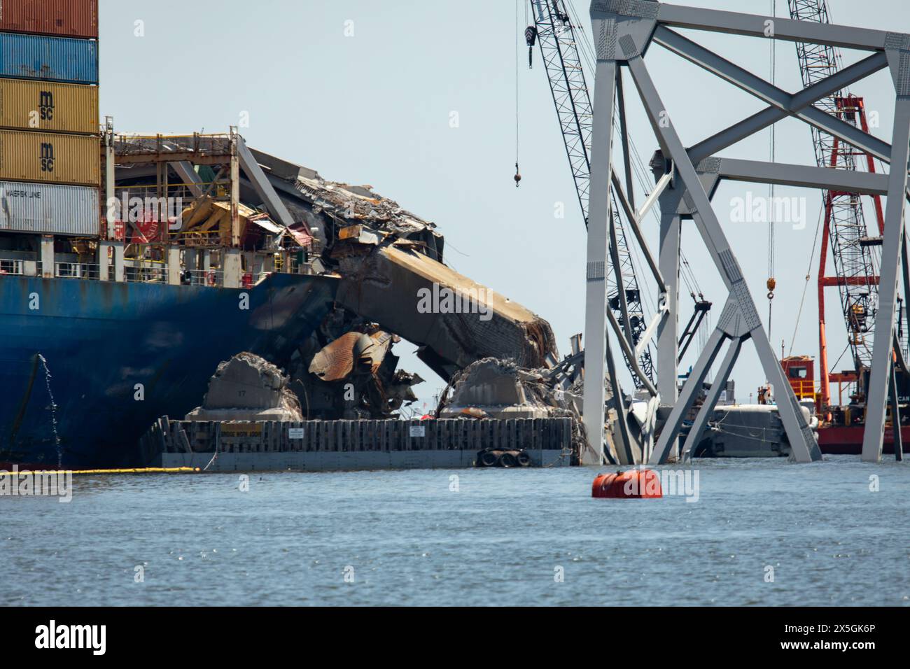 Dundalk, Stati Uniti d'America. 2 maggio 2024. Gli equipaggi di salvataggio utilizzano un equipaggiamento pesante per rimuovere il relitto del Francis Scott Key Bridge crollato sul fiume Patapsco, 2 maggio 2024, vicino a Dundalk, Maryland. Il ponte è stato colpito dalla nave container MV Dali da 984 piedi il 26 marzo e crollò uccidendo sei lavoratori. Crediti: Christopher Rosario/U. S Army Corps of Engineers/Alamy Live News Foto Stock