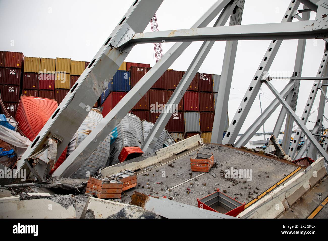 Dundalk, Stati Uniti d'America. 21 aprile 2024. Pile di capriate d'acciaio e detriti sono accumulati sulla sezione di ponte quattro, che giace oltre la prua della nave da carico M/V Dali dal crollato Francis Scott Key Bridge, 21 aprile 2024, vicino a Dundalk, Maryland. Il ponte è stato colpito dalla nave container MV Dali da 984 piedi il 26 marzo e crollò uccidendo sei lavoratori. Crediti: PO2 Ronald Hodges/U. Guardia costiera del Sud/Alamy Live News Foto Stock