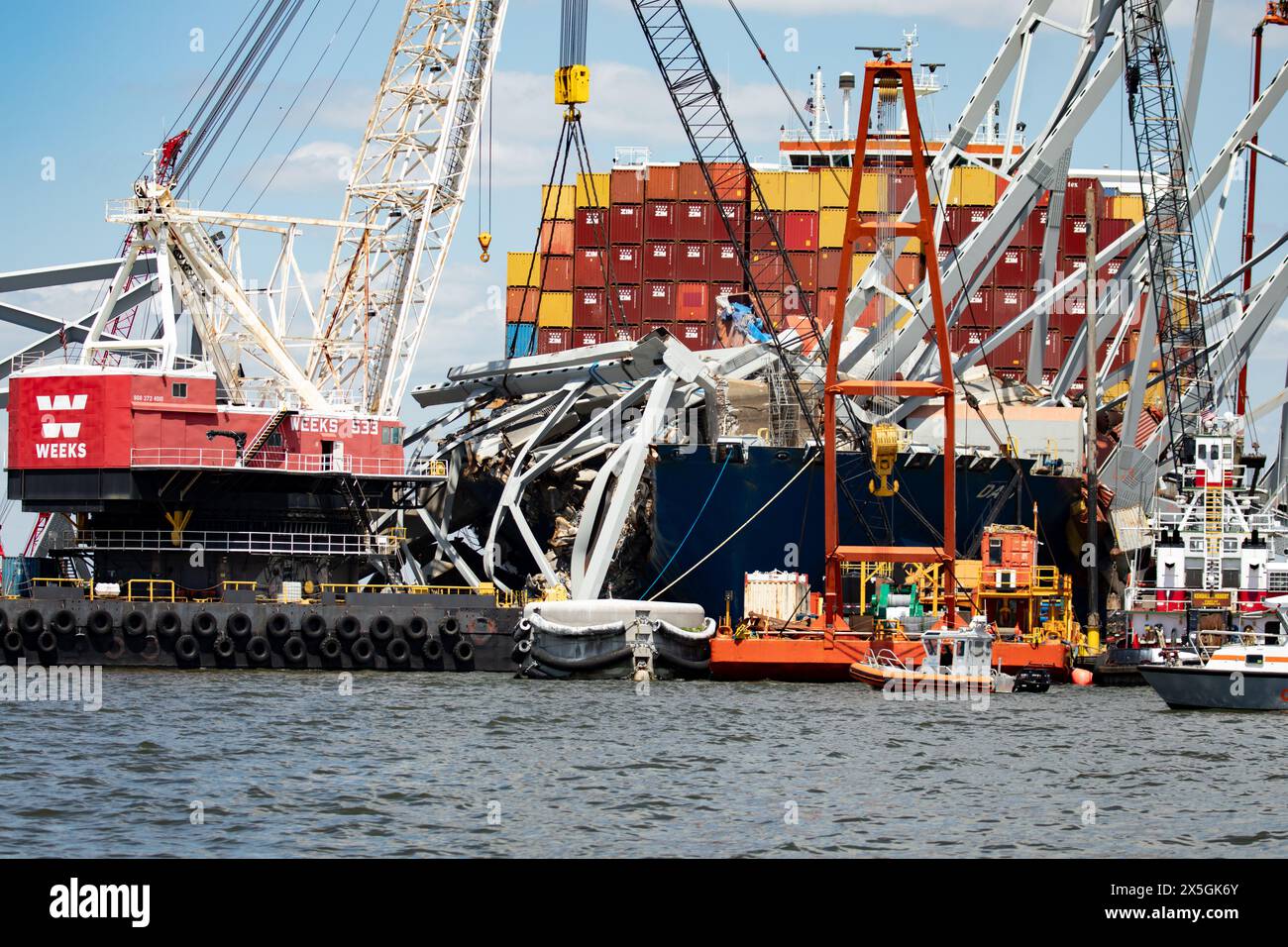 Dundalk, Stati Uniti d'America. 1° maggio 2024. Gli equipaggi di salvataggio utilizzano un equipaggiamento pesante per rimuovere il relitto del Francis Scott Key Bridge crollato sul fiume Patapsco, il 1° maggio 2024, vicino a Dundalk, Maryland. Il ponte è stato colpito dalla nave container MV Dali da 984 piedi il 26 marzo e crollò uccidendo sei lavoratori. Crediti: Christopher Rosario/U. S Army Corps of Engineers/Alamy Live News Foto Stock