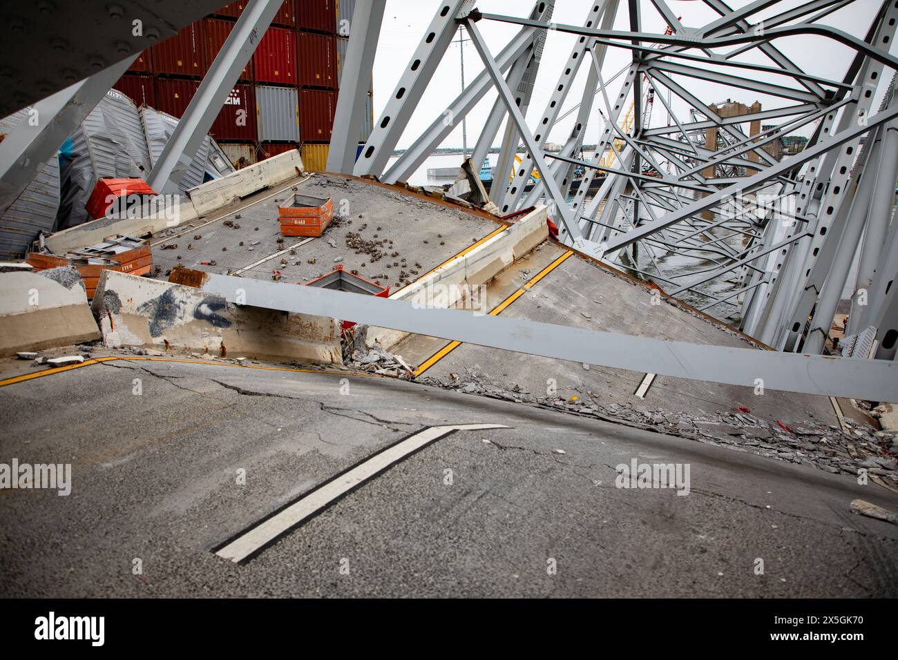 Dundalk, Stati Uniti d'America. 21 aprile 2024. Pile di capriate d'acciaio e detriti sono accumulati sulla sezione di ponte quattro, che giace oltre la prua della nave da carico M/V Dali dal crollato Francis Scott Key Bridge, 21 aprile 2024, vicino a Dundalk, Maryland. Il ponte è stato colpito dalla nave container MV Dali da 984 piedi il 26 marzo e crollò uccidendo sei lavoratori. Crediti: PO2 Ronald Hodges/U. Guardia costiera del Sud/Alamy Live News Foto Stock