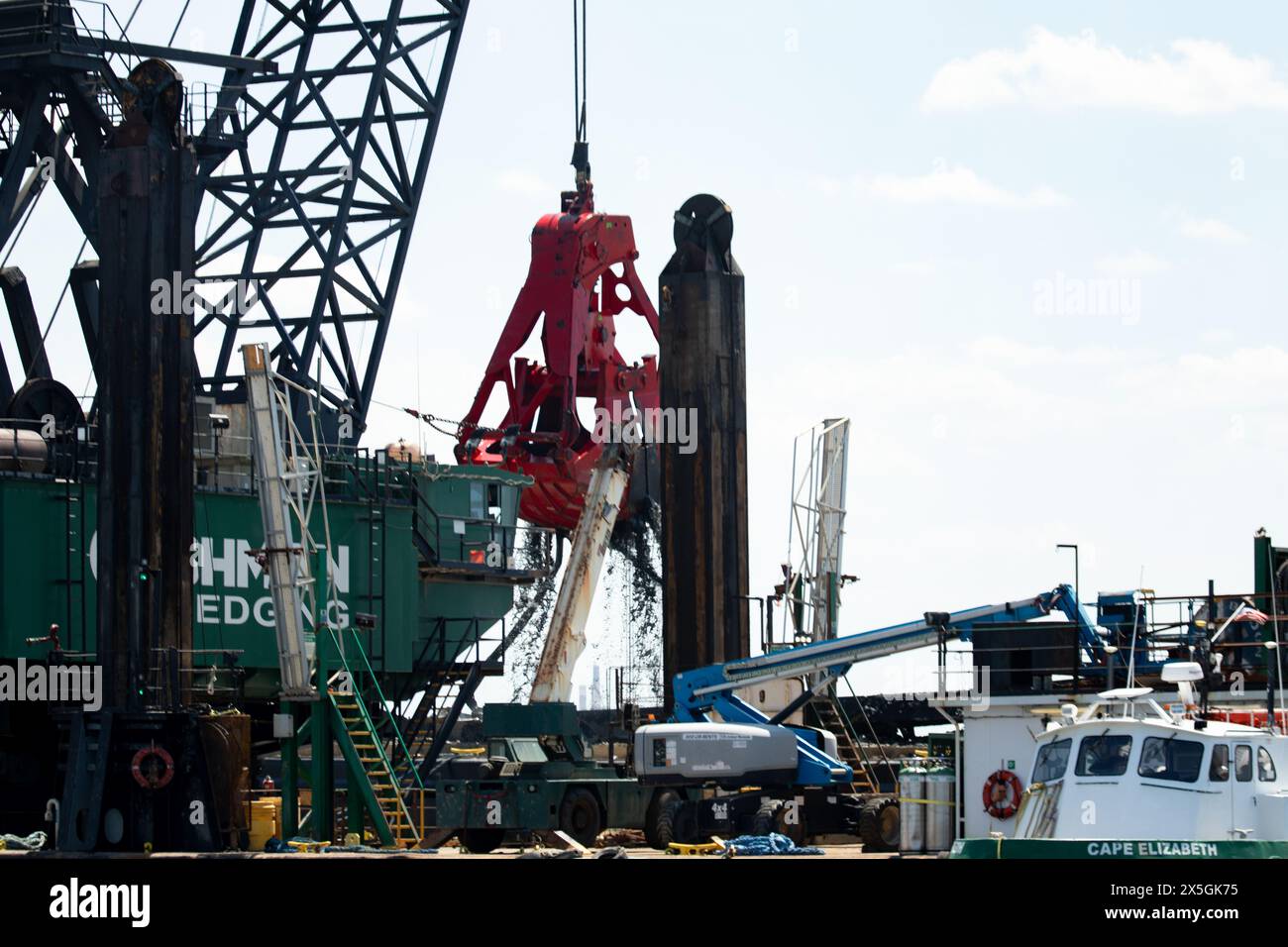 Dundalk, Stati Uniti d'America. 2 maggio 2024. Gli equipaggi di salvataggio utilizzano un artiglio idraulico per il recupero pesante per rimuovere il relitto del Francis Scott Key Bridge crollato sul fiume Patapsco, 2 maggio 2024, vicino a Dundalk, Maryland. Il ponte è stato colpito dalla nave container MV Dali da 984 piedi il 26 marzo e crollò uccidendo sei lavoratori. Crediti: Christopher Rosario/U. S Army Corps of Engineers/Alamy Live News Foto Stock