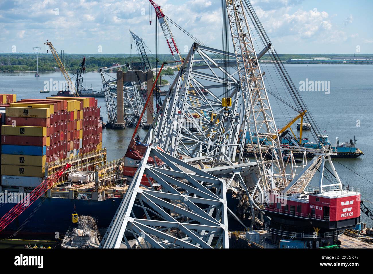 Dundalk, Stati Uniti d'America. 1° maggio 2024. Pile di capriate d'acciaio e detriti dalla sezione quattro del ponte, si trovavano lungo la prua della nave da carico M/V Dali dal crollato Francis Scott Key Bridge, 1 maggio 2024, vicino a Dundalk, Maryland. Il ponte è stato colpito dalla nave container MV Dali da 984 piedi il 26 marzo e crollò uccidendo sei lavoratori. Crediti: PO2 Christine Montgomery/U. S Navy/Alamy Live News Foto Stock