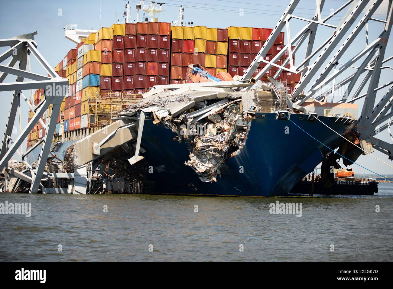Dundalk, Stati Uniti d'America. 2 maggio 2024. Pile di capriate d'acciaio e detriti dalla sezione quattro del ponte, si trovavano lungo la prua della nave da carico M/V Dali dal crollato Francis Scott Key Bridge, 2 maggio 2024, vicino a Dundalk, Maryland. Il ponte è stato colpito dalla nave container MV Dali da 984 piedi il 26 marzo e crollò uccidendo sei lavoratori. Crediti: Christopher Rosario/U. S Army Corps/Alamy Live News Foto Stock