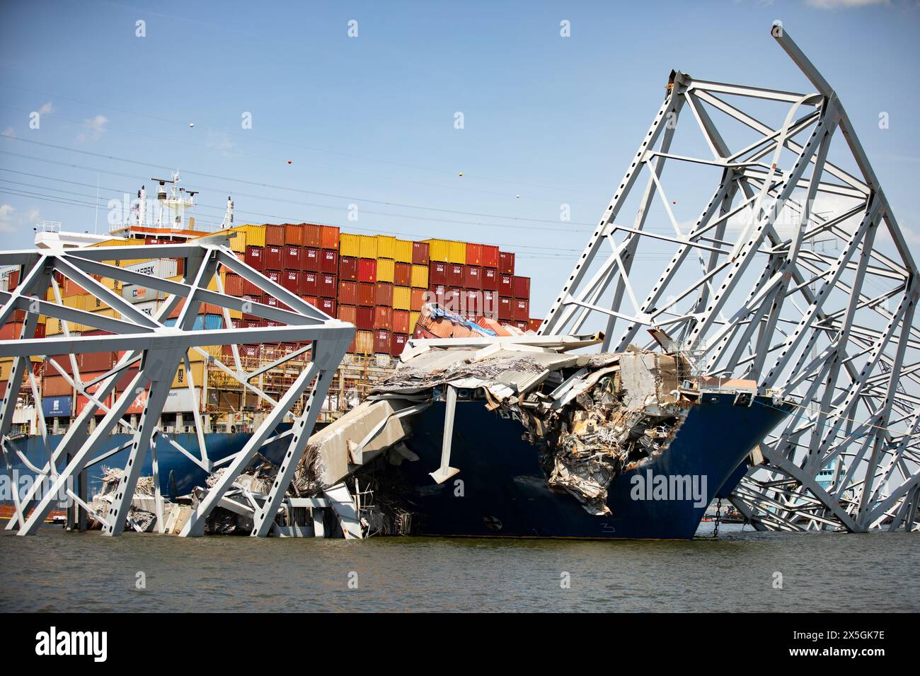 Dundalk, Stati Uniti d'America. 2 maggio 2024. Pile di capriate d'acciaio e detriti dalla sezione quattro del ponte, si trovavano lungo la prua della nave da carico M/V Dali dal crollato Francis Scott Key Bridge, 2 maggio 2024, vicino a Dundalk, Maryland. Il ponte è stato colpito dalla nave container MV Dali da 984 piedi il 26 marzo e crollò uccidendo sei lavoratori. Crediti: Christopher Rosario/U. S Army Corps/Alamy Live News Foto Stock