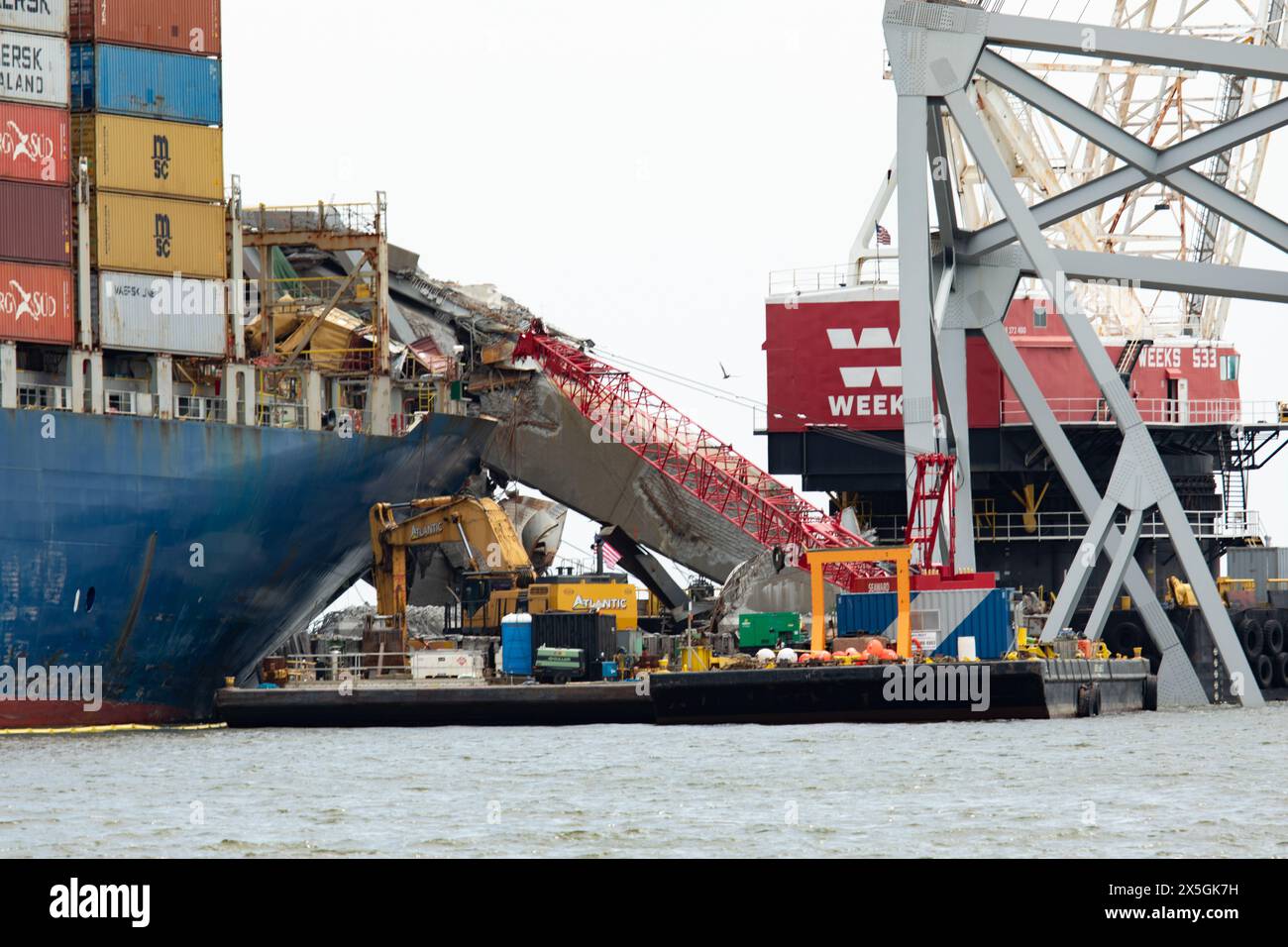 Dundalk, Stati Uniti d'America. 3 maggio 2024. Pile di capriate d'acciaio e detriti dalla sezione quattro del ponte, si trovavano lungo la prua della nave da carico M/V Dali dal crollato Francis Scott Key Bridge, 3 maggio 2024, vicino a Dundalk, Maryland. Il ponte è stato colpito dalla nave container MV Dali da 984 piedi il 26 marzo e crollò uccidendo sei lavoratori. Crediti: Christopher Rosario/U. S Army Corps/Alamy Live News Foto Stock