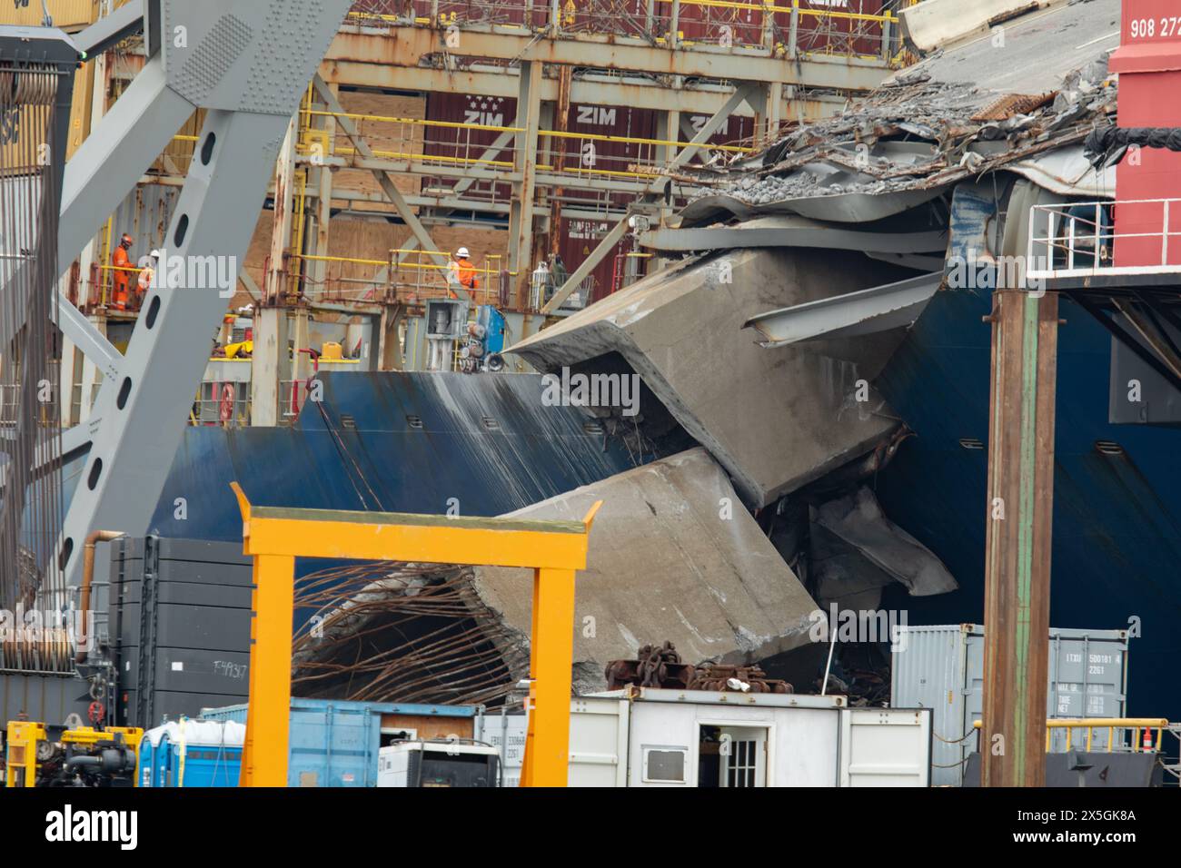 Dundalk, Stati Uniti d'America. 6 maggio 2024. Pile di capriate d'acciaio e detriti dalla sezione quattro del ponte, si trovavano lungo la prua della nave da carico M/V Dali dal crollato Francis Scott Key Bridge, 6 maggio 2024, vicino a Dundalk, Maryland. Il ponte è stato colpito dalla nave container MV Dali da 984 piedi il 26 marzo e crollò uccidendo sei lavoratori. Crediti: Christopher Rosario/U. S Army Corps/Alamy Live News Foto Stock