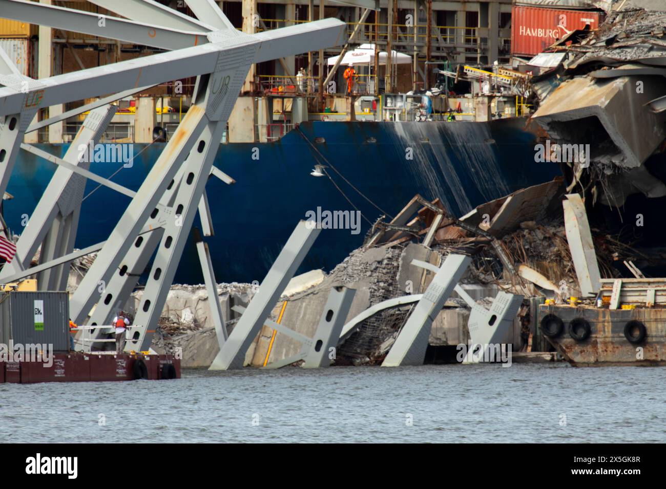 Dundalk, Stati Uniti d'America. 8 maggio 2024. Pile di capriate d'acciaio e detriti dalla sezione quattro del ponte, si trovavano lungo la prua della nave da carico M/V Dali dal crollato Francis Scott Key Bridge, 8 maggio 2024, vicino a Dundalk, Maryland. Il ponte è stato colpito dalla nave container MV Dali da 984 piedi il 26 marzo e crollò uccidendo sei lavoratori. Crediti: Christopher Rosario/U. S Army Corps/Alamy Live News Foto Stock