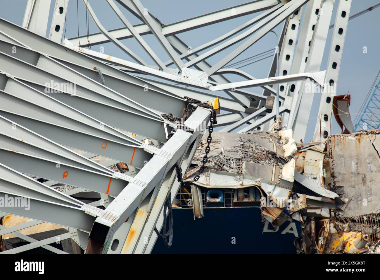 Dundalk, Stati Uniti d'America. 7 maggio 2024. Pile di capriate d'acciaio e detriti dalla sezione quattro del ponte, si trovavano lungo la prua della nave da carico M/V Dali dal crollato Francis Scott Key Bridge, 7 maggio 2024, vicino a Dundalk, Maryland. Il ponte è stato colpito dalla nave container MV Dali da 984 piedi il 26 marzo e crollò uccidendo sei lavoratori. Crediti: Christopher Rosario/U. S Army Corps/Alamy Live News Foto Stock