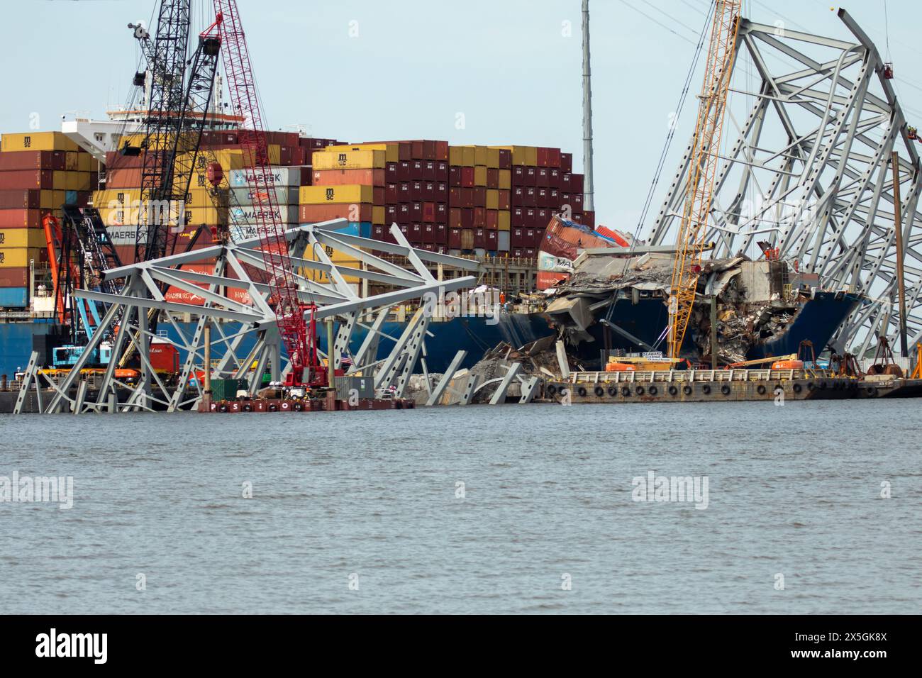 Dundalk, Stati Uniti d'America. 8 maggio 2024. Pile di capriate d'acciaio e detriti dalla sezione quattro del ponte, si trovavano lungo la prua della nave da carico M/V Dali dal crollato Francis Scott Key Bridge, 8 maggio 2024, vicino a Dundalk, Maryland. Il ponte è stato colpito dalla nave container MV Dali da 984 piedi il 26 marzo e crollò uccidendo sei lavoratori. Crediti: Christopher Rosario/U. S Army Corps/Alamy Live News Foto Stock