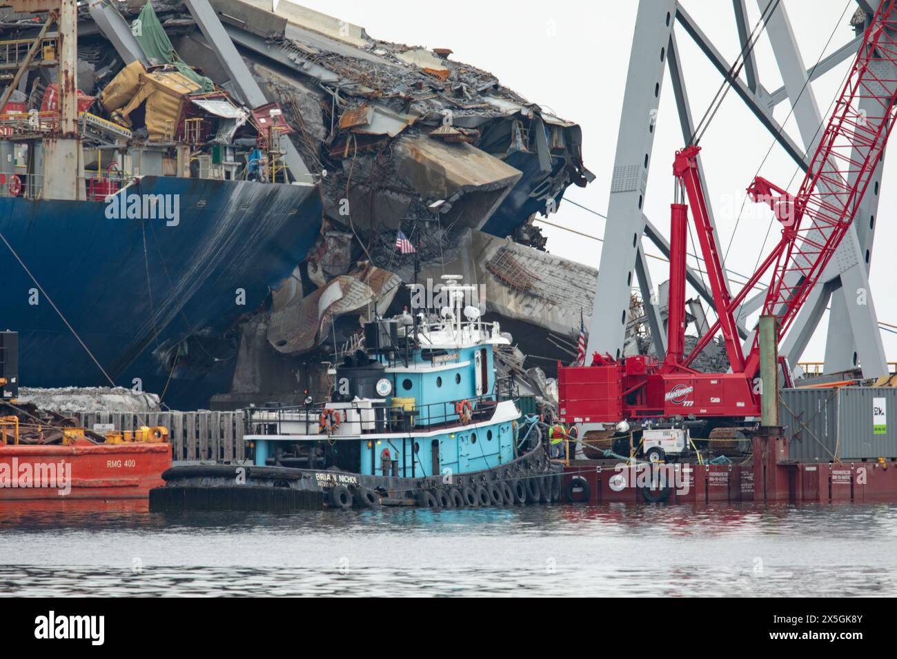 Dundalk, Stati Uniti d'America. 6 maggio 2024. Pile di capriate d'acciaio e detriti dalla sezione quattro del ponte, si trovavano lungo la prua della nave da carico M/V Dali dal crollato Francis Scott Key Bridge, 6 maggio 2024, vicino a Dundalk, Maryland. Il ponte è stato colpito dalla nave container MV Dali da 984 piedi il 26 marzo e crollò uccidendo sei lavoratori. Crediti: Christopher Rosario/U. S Army Corps/Alamy Live News Foto Stock