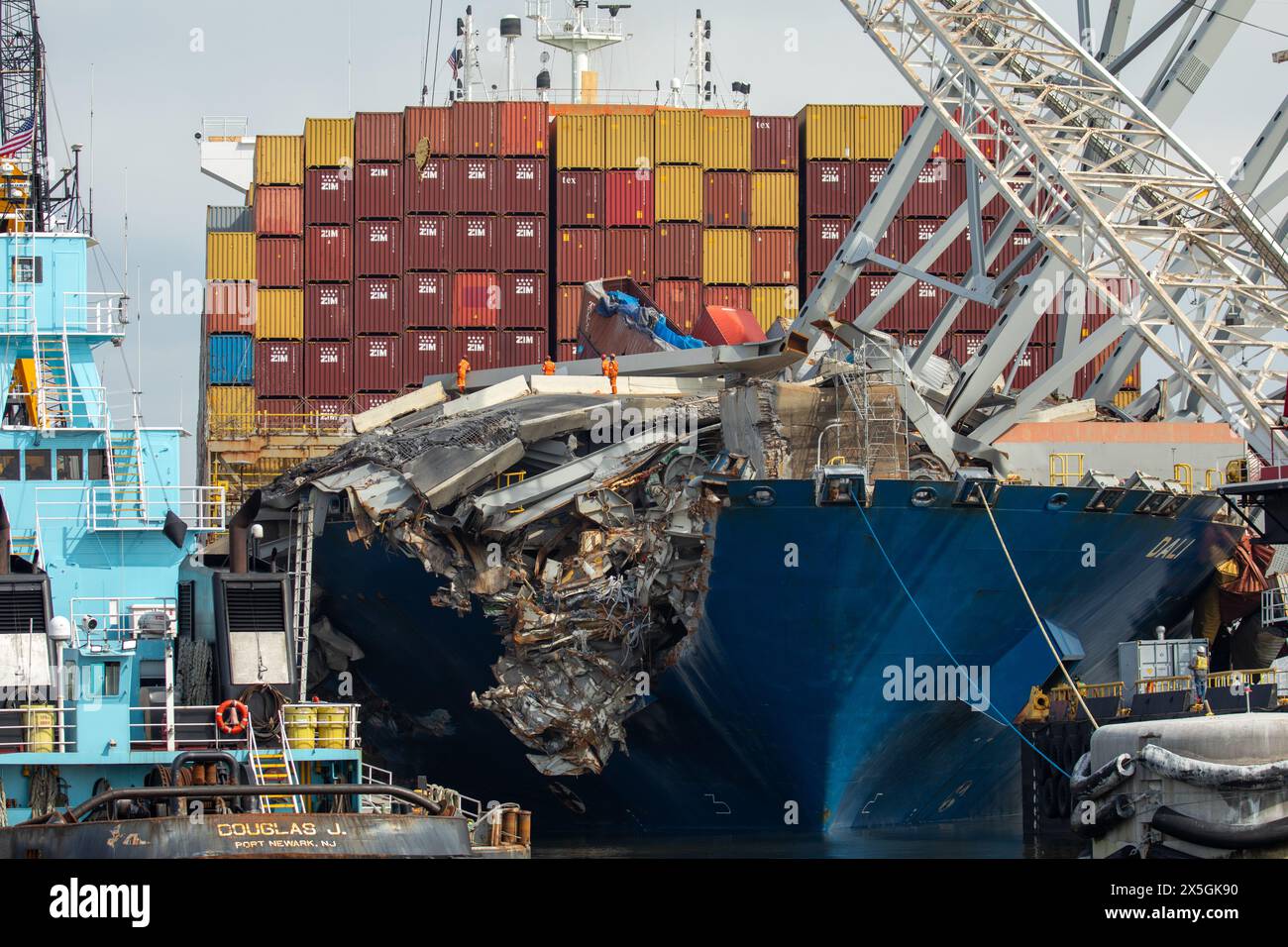Dundalk, Stati Uniti d'America. 8 maggio 2024. Pile di capriate d'acciaio e detriti dalla sezione quattro del ponte, si trovavano lungo la prua della nave da carico M/V Dali dal crollato Francis Scott Key Bridge, 8 maggio 2024, vicino a Dundalk, Maryland. Il ponte è stato colpito dalla nave container MV Dali da 984 piedi il 26 marzo e crollò uccidendo sei lavoratori. Crediti: Christopher Rosario/U. S Army Corps/Alamy Live News Foto Stock