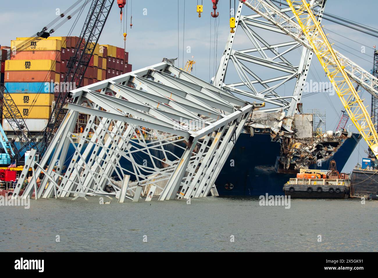 Dundalk, Stati Uniti d'America. 7 maggio 2024. Pile di capriate d'acciaio e detriti dalla sezione quattro del ponte, si trovavano lungo la prua della nave da carico M/V Dali dal crollato Francis Scott Key Bridge, 7 maggio 2024, vicino a Dundalk, Maryland. Il ponte è stato colpito dalla nave container MV Dali da 984 piedi il 26 marzo e crollò uccidendo sei lavoratori. Crediti: Christopher Rosario/U. S Army Corps/Alamy Live News Foto Stock