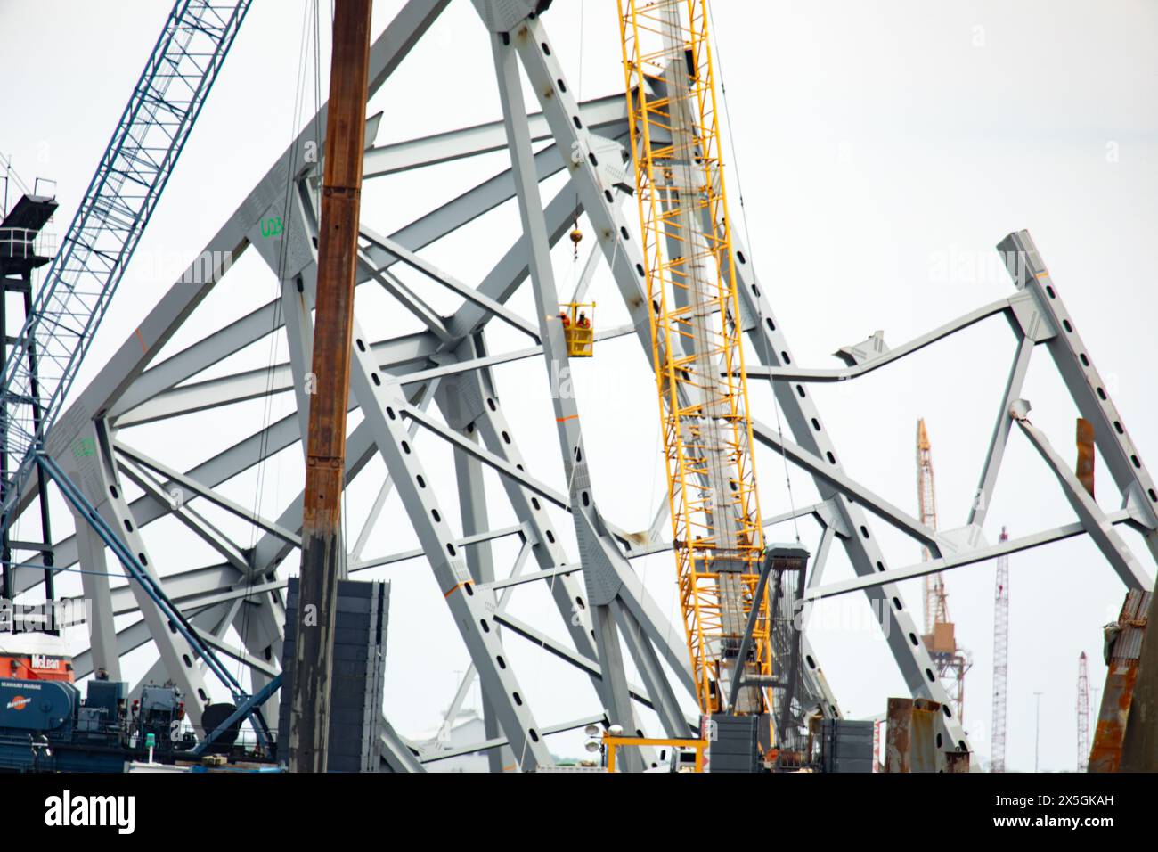 Dundalk, Stati Uniti d'America. 3 maggio 2024. Gli equipaggi di salvataggio utilizzano un artiglio idraulico per il recupero pesante per rimuovere il relitto del Francis Scott Key Bridge crollato sul fiume Patapsco, 3 maggio 2024, vicino a Dundalk, Maryland. Il ponte è stato colpito dalla nave container MV Dali da 984 piedi il 26 marzo e crollò uccidendo sei lavoratori. Crediti: Christopher Rosario/U. S Army Corps of Engineers/Alamy Live News Foto Stock