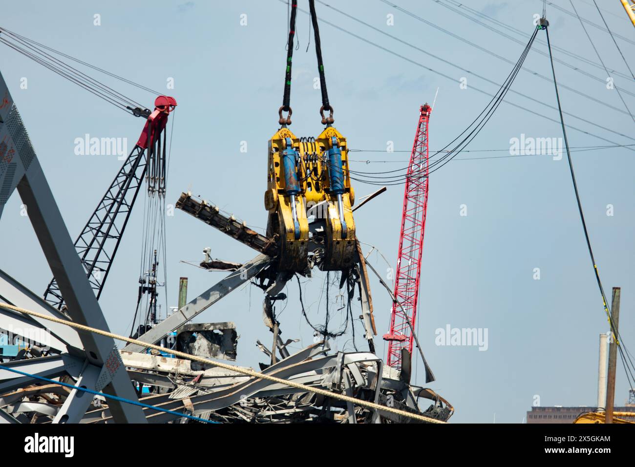 Dundalk, Stati Uniti d'America. 2 maggio 2024. Gli equipaggi di recupero utilizzano un artiglio idraulico per il recupero pesante per rimuovere il relitto del Francis Scott Key Bridge crollato sul fiume Patapsco, 2 maggio 2024, vicino a Dundalk, Maryland. Il ponte è stato colpito dalla nave container MV Dali da 984 piedi il 26 marzo e crollò uccidendo sei lavoratori. Crediti: Christopher Rosario/U. S Army Corps of Engineers/Alamy Live News Foto Stock