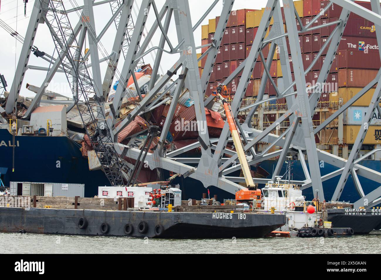 Dundalk, Stati Uniti d'America. 7 maggio 2024. Gli equipaggi di recupero utilizzano un artiglio idraulico per il recupero pesante per rimuovere il relitto del Francis Scott Key Bridge crollato sul fiume Patapsco, 7 maggio 2024, vicino a Dundalk, Maryland. Il ponte è stato colpito dalla nave container MV Dali da 984 piedi il 26 marzo e crollò uccidendo sei lavoratori. Crediti: Christopher Rosario/U. S Army Corps of Engineers/Alamy Live News Foto Stock