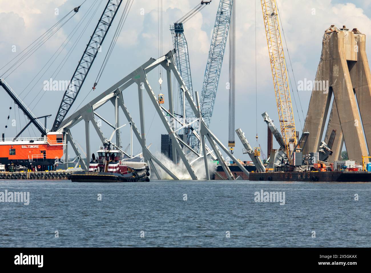 Dundalk, Stati Uniti d'America. 7 maggio 2024. Gli equipaggi di recupero utilizzano un artiglio idraulico per il recupero pesante per rimuovere il relitto del Francis Scott Key Bridge crollato sul fiume Patapsco, 7 maggio 2024, vicino a Dundalk, Maryland. Il ponte è stato colpito dalla nave container MV Dali da 984 piedi il 26 marzo e crollò uccidendo sei lavoratori. Crediti: Christopher Rosario/U. S Army Corps of Engineers/Alamy Live News Foto Stock