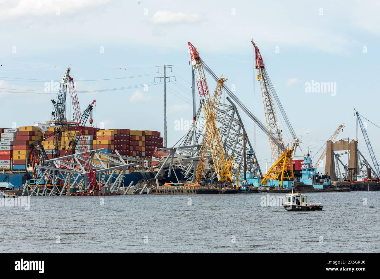 Dundalk, Stati Uniti d'America. 8 maggio 2024. Gli equipaggi di recupero utilizzano un artiglio idraulico per il recupero pesante per rimuovere il relitto del Francis Scott Key Bridge crollato sul fiume Patapsco, 8 maggio 2024, vicino a Dundalk, Maryland. Il ponte è stato colpito dalla nave container MV Dali da 984 piedi il 26 marzo e crollò uccidendo sei lavoratori. Crediti: Christopher Rosario/U. S Army Corps of Engineers/Alamy Live News Foto Stock