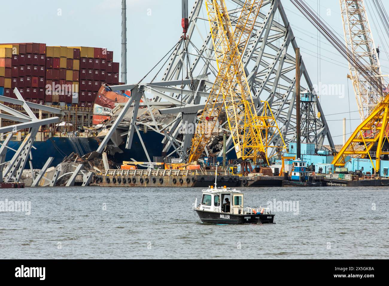 Dundalk, Stati Uniti d'America. 8 maggio 2024. Gli equipaggi di recupero utilizzano un artiglio idraulico per il recupero pesante per rimuovere il relitto del Francis Scott Key Bridge crollato sul fiume Patapsco, 8 maggio 2024, vicino a Dundalk, Maryland. Il ponte è stato colpito dalla nave container MV Dali da 984 piedi il 26 marzo e crollò uccidendo sei lavoratori. Crediti: Christopher Rosario/U. S Army Corps of Engineers/Alamy Live News Foto Stock