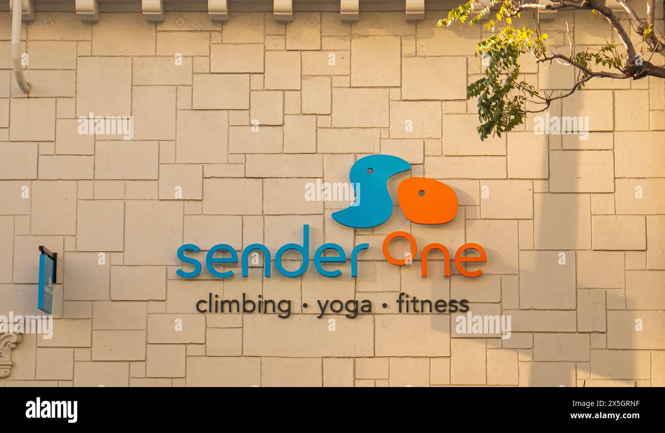 Invia un logo su una parete a Los Angeles, California, Stati Uniti. Sender One offre arrampicata al coperto, yoga e fitness. Foto Stock