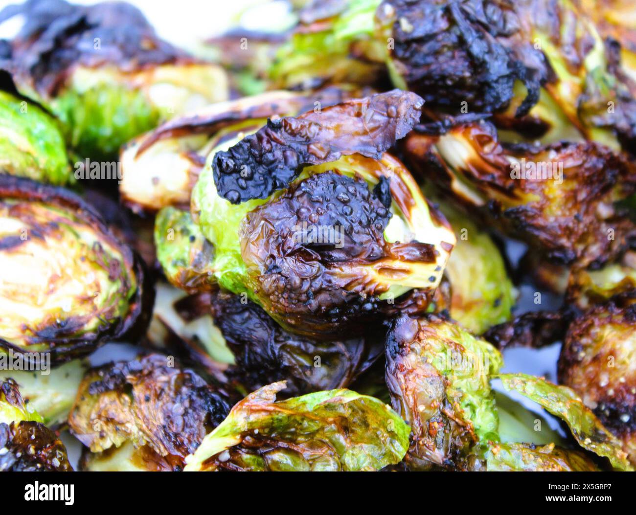 Germogli di Bruxelles alla griglia, verdure affumicate, cibo cucinato, blog sul cibo Foto Stock