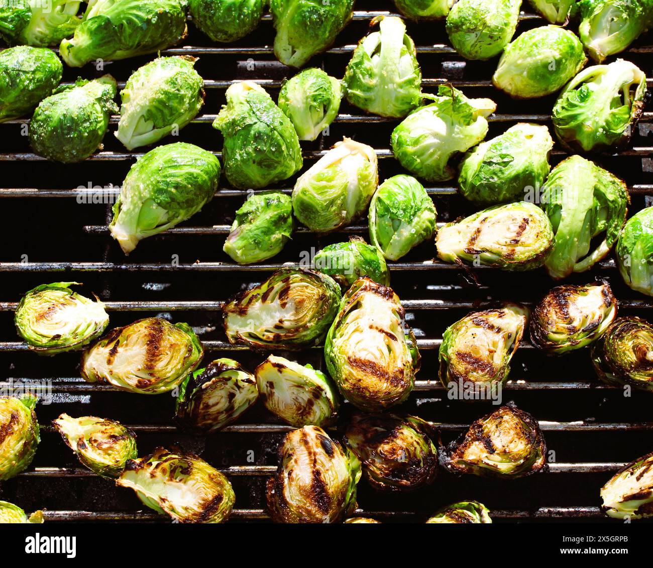Germogli di Bruxelles alla griglia, verdure affumicate, cibo cucinato, blog sul cibo Foto Stock