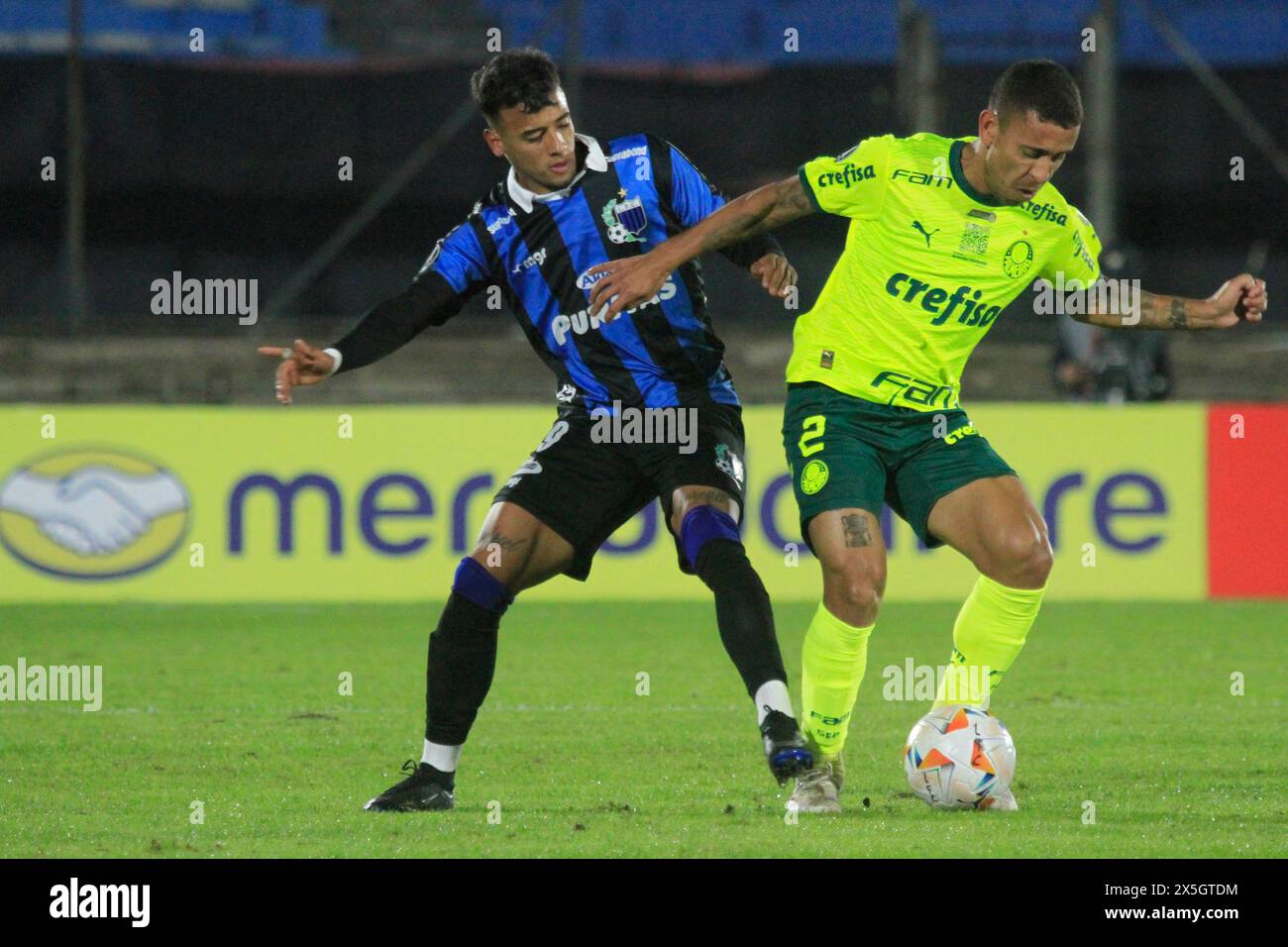 Montevideo, Uruguay. 9 maggio 2024. Luciano Rodriguez del Liverpool combatte per il possesso con Marcos Rocha del Palmeiras, durante la partita tra Liverpool e Corinthians per il quarto round del gruppo F di Libertadores 2024, al Centenario Stadium, a Montevideo, Uruguay il 9 maggio. Foto: Piscina Pelaez Burga/DiaEsportivo/DiaEsportivo/Alamy Live News crediti: DiaEsportivo/Alamy Live News Foto Stock